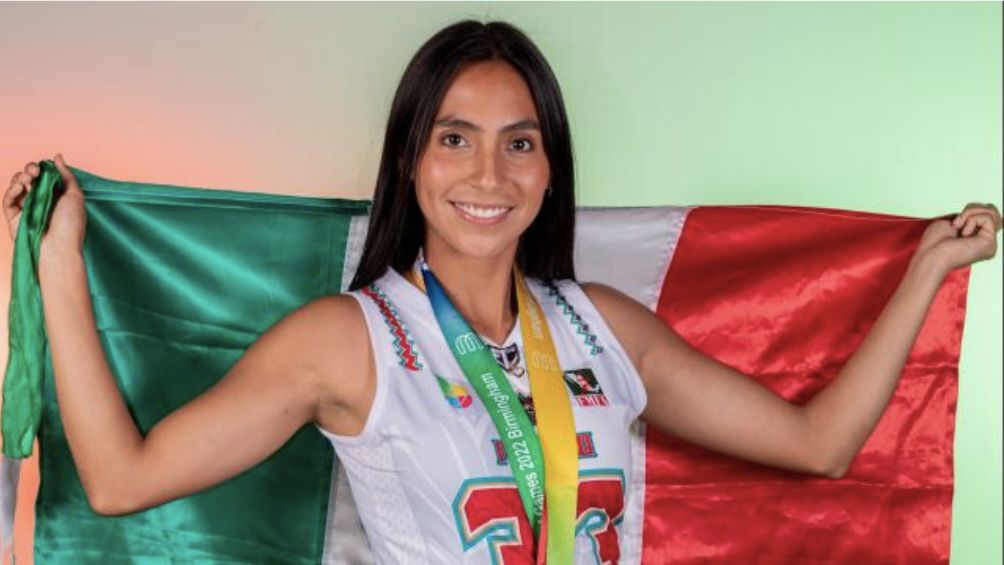 Flores celebrando la medalla que ganó con México