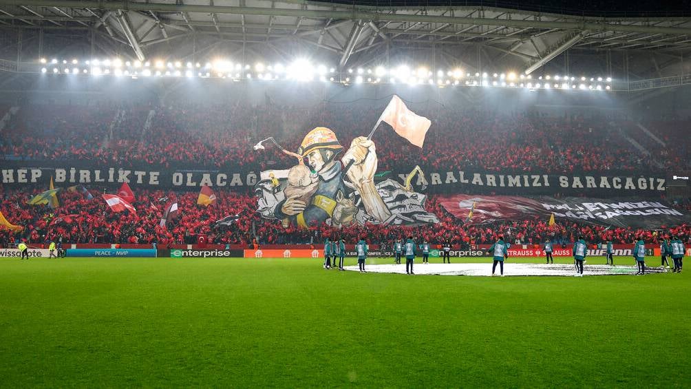 Terremoto en Turquía: Proteo fue homenajeado con un tifo en el Trabzonspor vs Basel de la Conference League