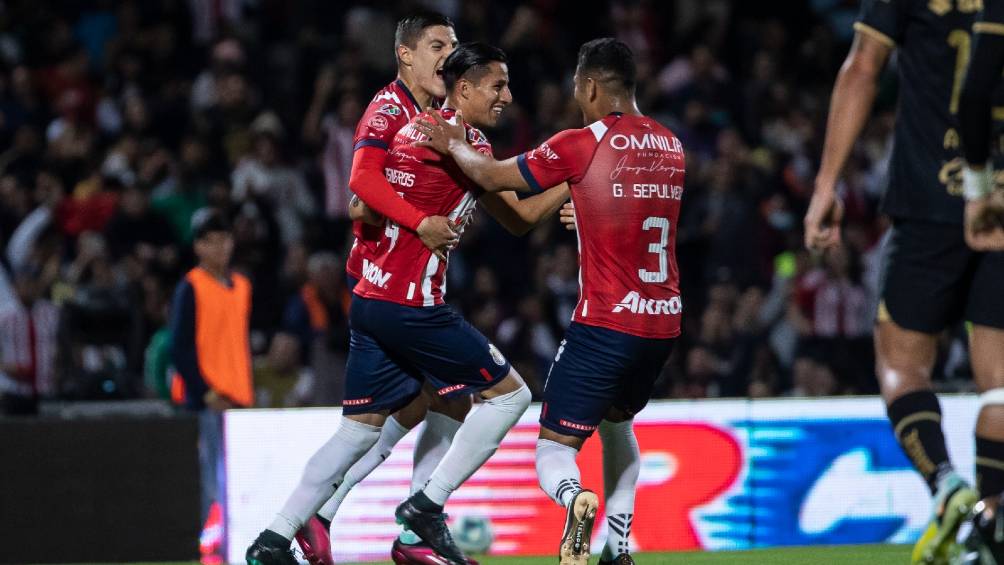 Chivas celebra el segundo gol ante Pumas