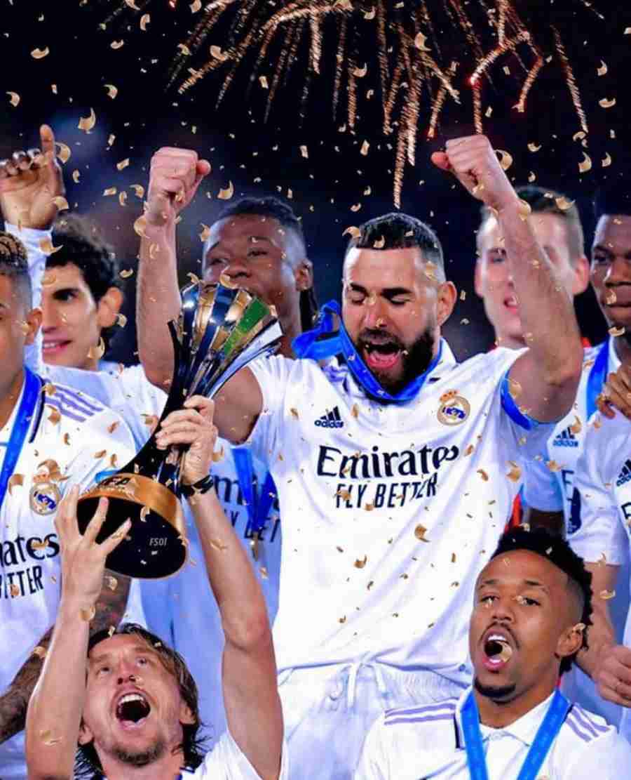 Karim Benzema festejando el título