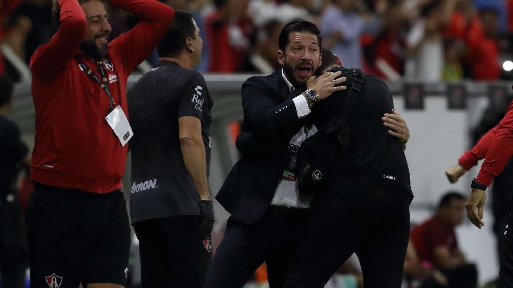 Benjamín Mora celebrando uno de los goles del Altas