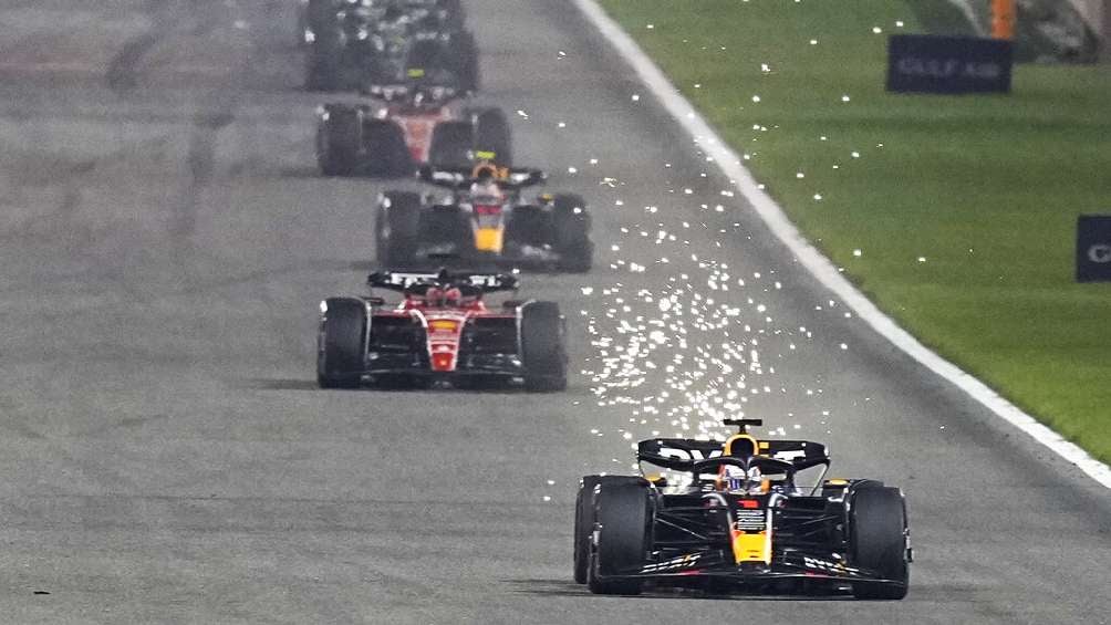 El piloto de Red Bull ganando liderando la carrera