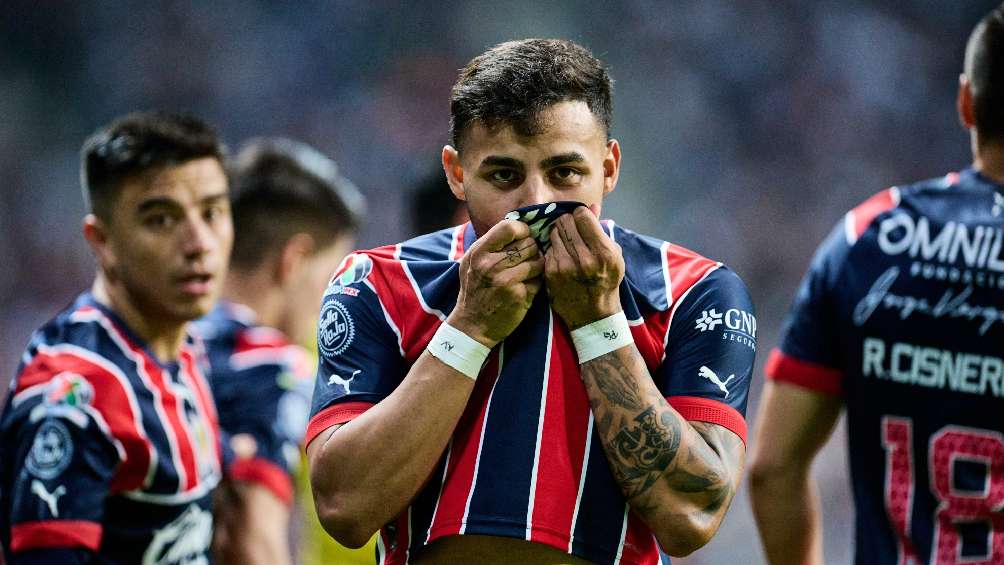 Alexis Vega besando la playera de Chivas