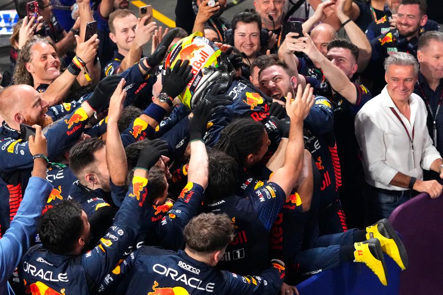 Red Bull festejando con Sergio Pérez 