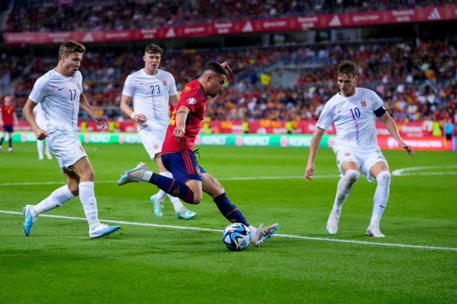 Disputa del balón en el duelo España vs Noruega