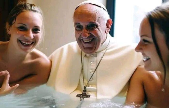 Papa Francisco con dos mujeres tomando un baño