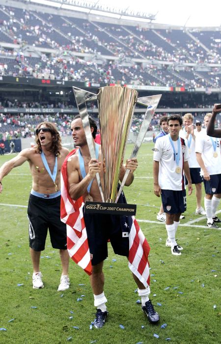 Landon Donovan con el trofeo de Copa Oro 2007