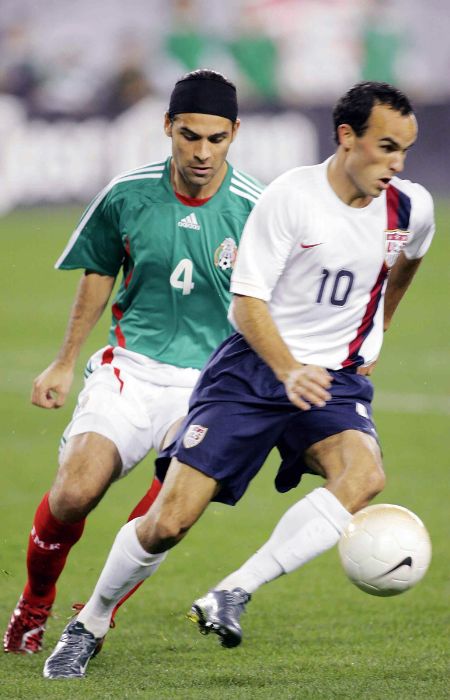 Landon Donovan y Rafael Márquez en un México vs USA