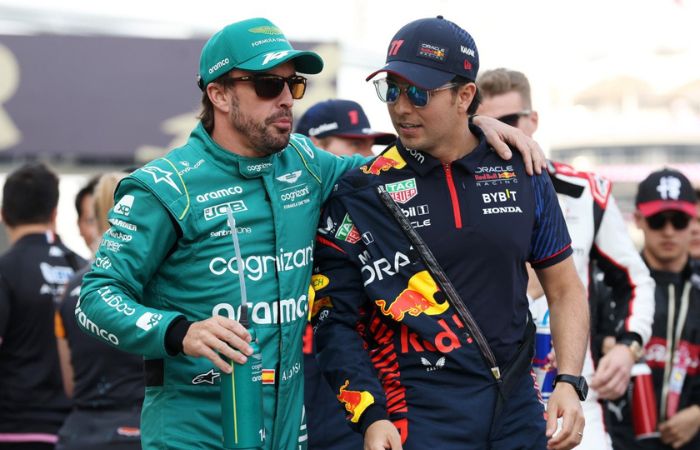 Fernando Alonso y Checo Pérez en una carrera