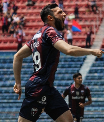 Juan Portales celebra su gol