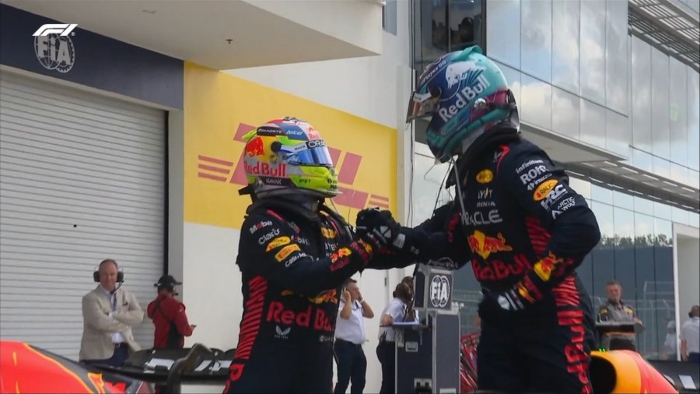 Checo y Verstappen se felicitan tras la carrera