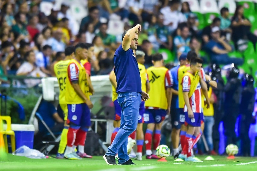 Jardine dirigiendo al Atlético San Luis