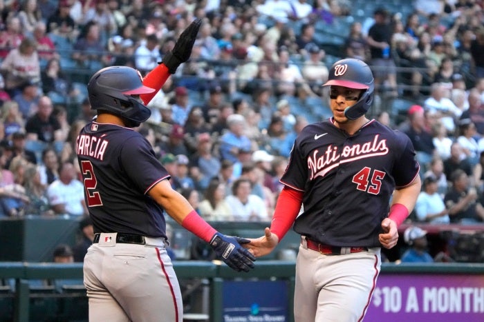 AP Joey Meneses festeja una carrera