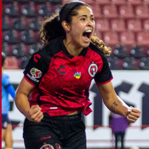 Daniela Espinosa celebrando su gol ante Chivas 