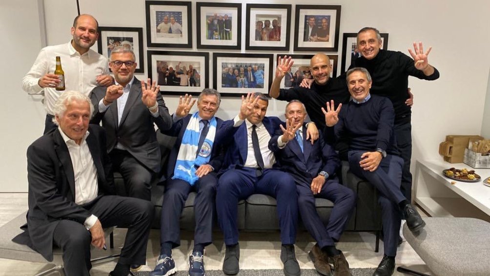 Guardiola y sus amigos levantan cuatro dedos en alusión al marcador