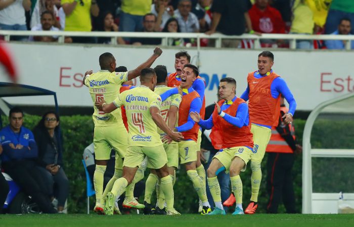 Jugadores del América celebrando el gol ante Chivas