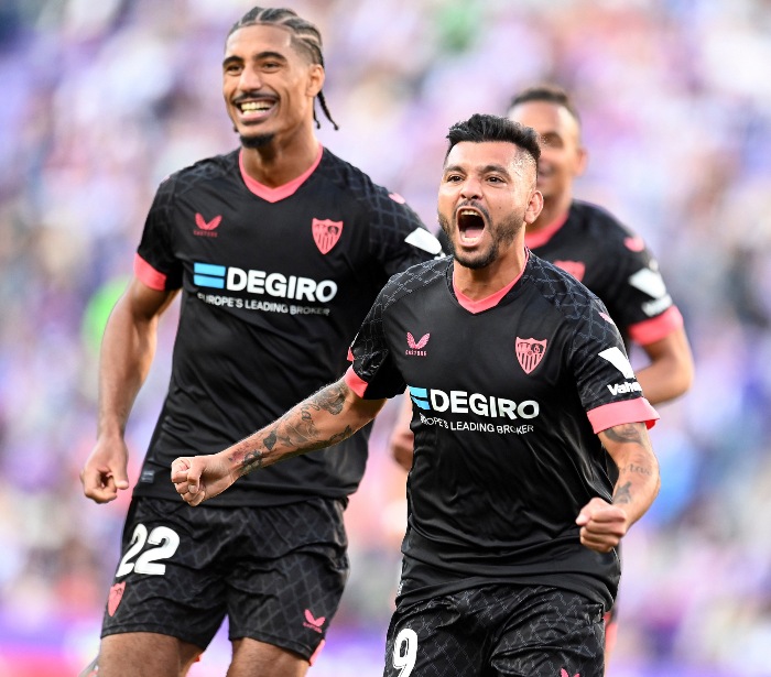 Tecatito Corona celebra su gol en su regreso con el Sevilla