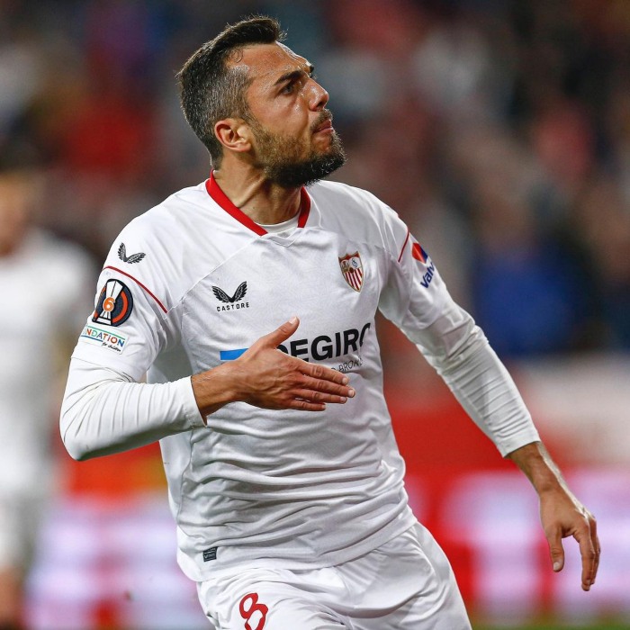 Joan Jordán festeja un gol con el Sevilla