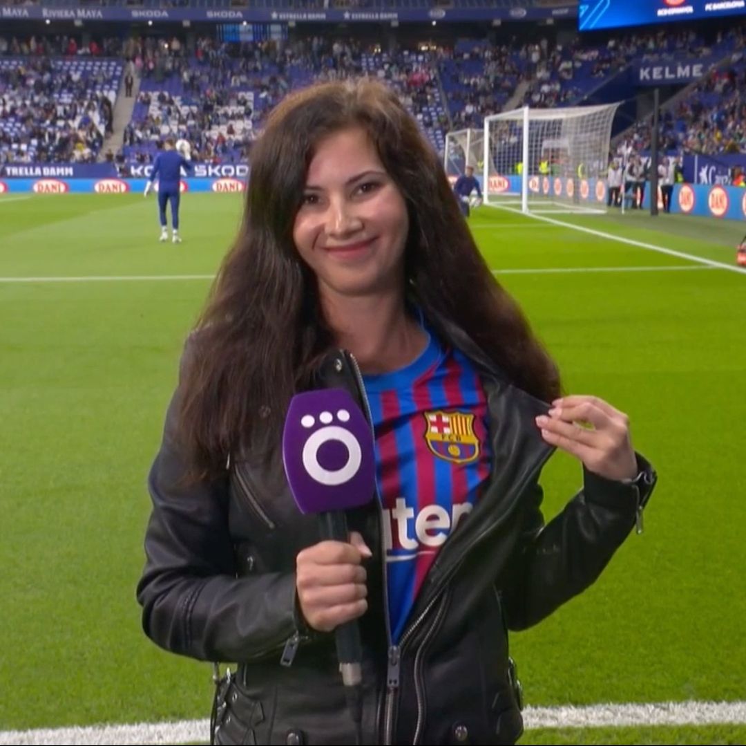 Reportera de Okko Sport con la playera del Barcelona