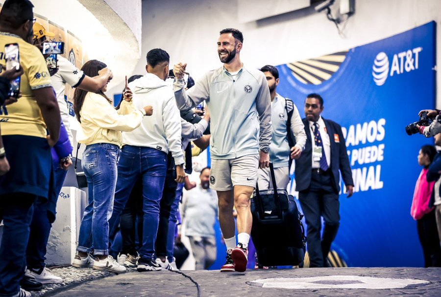 Miguel Layún caminando en los pasillos del Estadio Azteca
