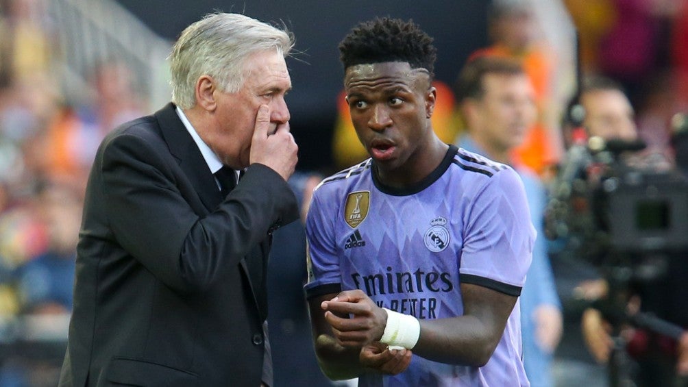 Carleto Ancelotti junto a Vinícius 