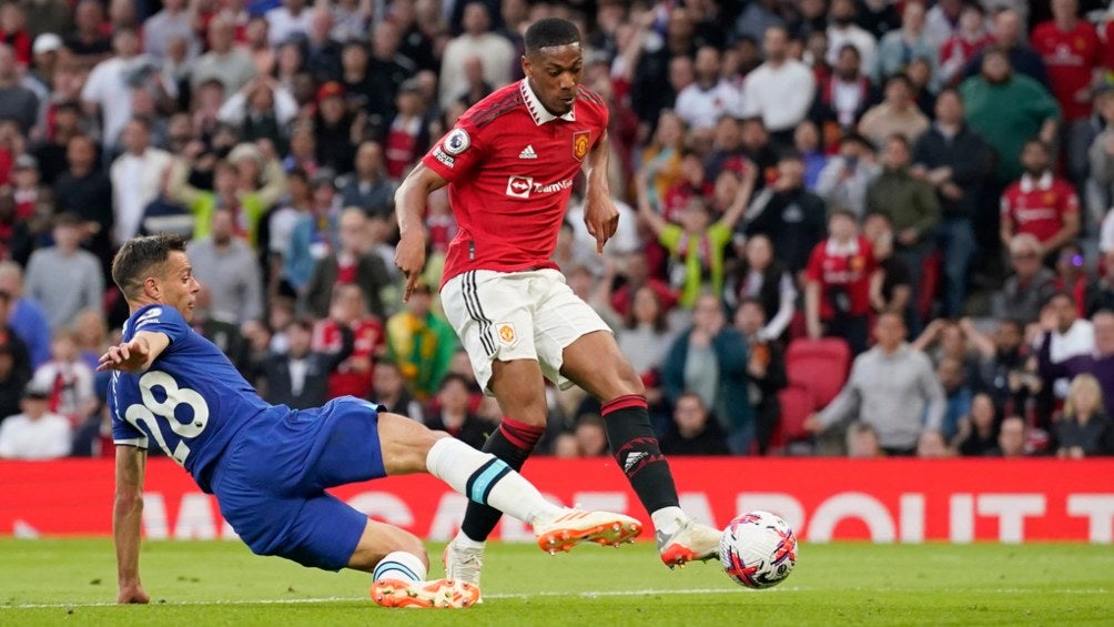 Anthony Martial define por abajo para el 2-0