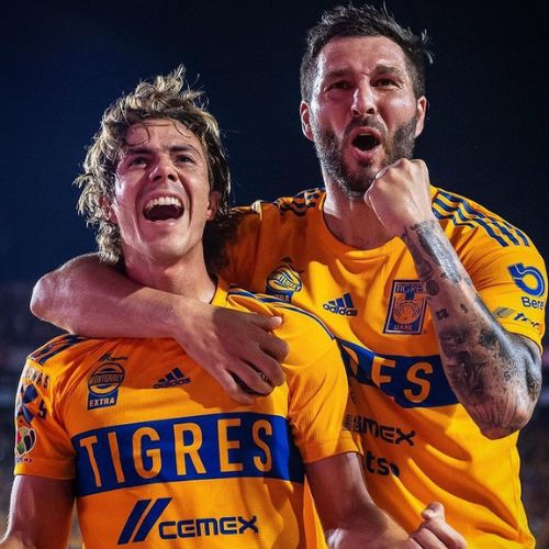 Gignac y Córdova festejando un gol de Tigres