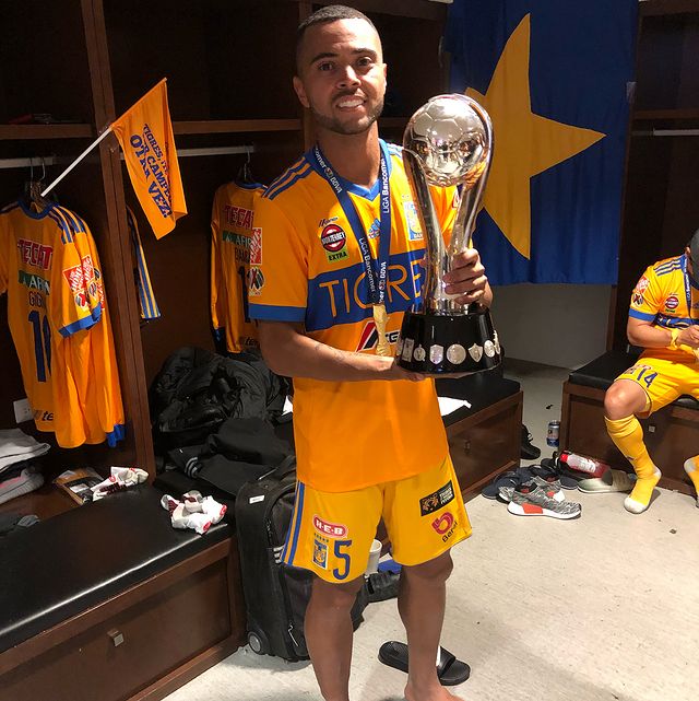 Rafael Carioca con el trofeo de campeón en 2017