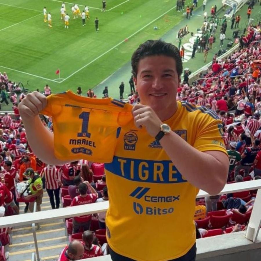 Samuel García con la playera de Mariel, su hija