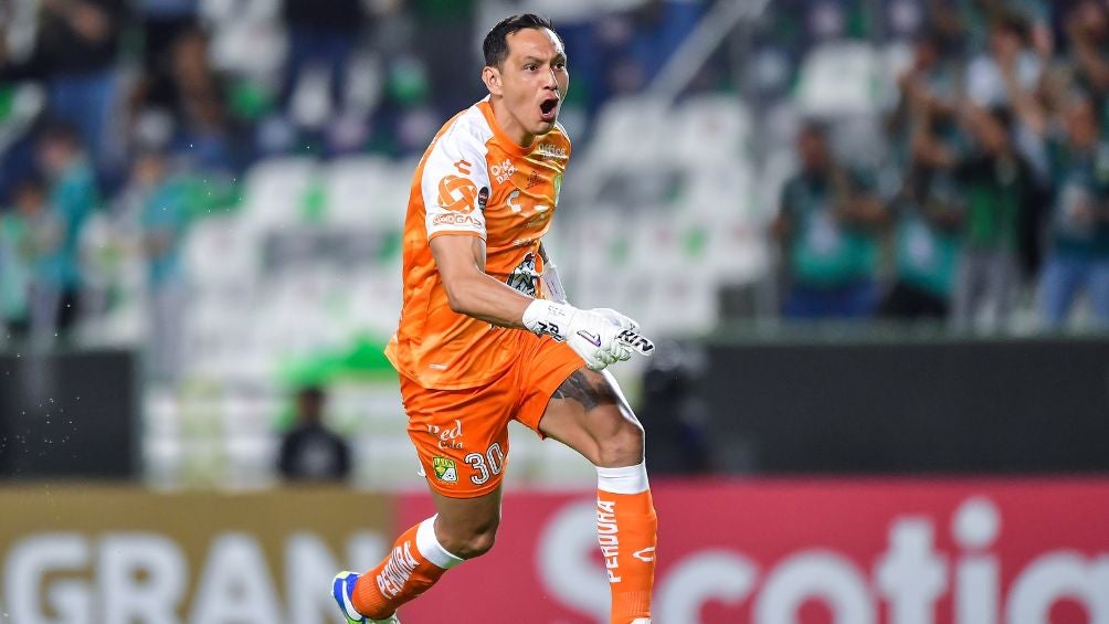 Rodolfo Cota celebra uno de los goles de León