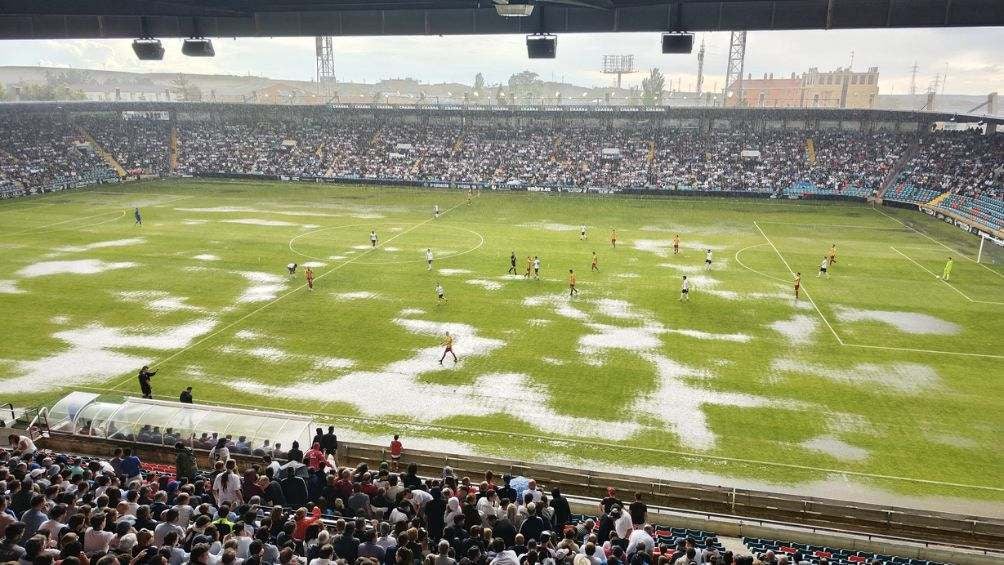 TWITTER: @SalamancaCFUDS La cancha del Helmántico tras la lluvia que azotó Salamanca