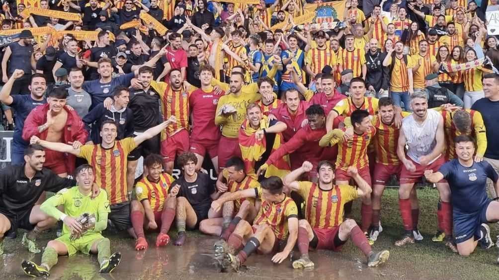 TWITTER: @eusantandreu Los jugadores del Sant Andreu festejando el ascenso