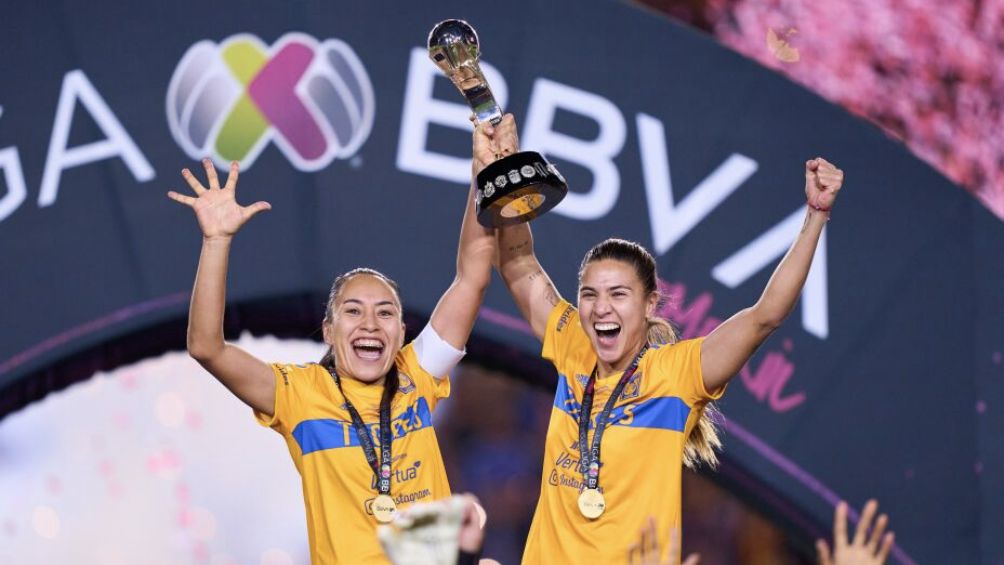 Tigres Femenil levantando el trofeo de campeonas