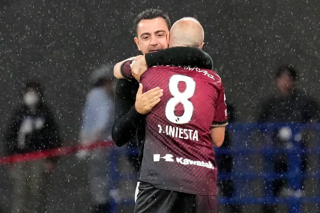 Xavi se despide de Iniesta