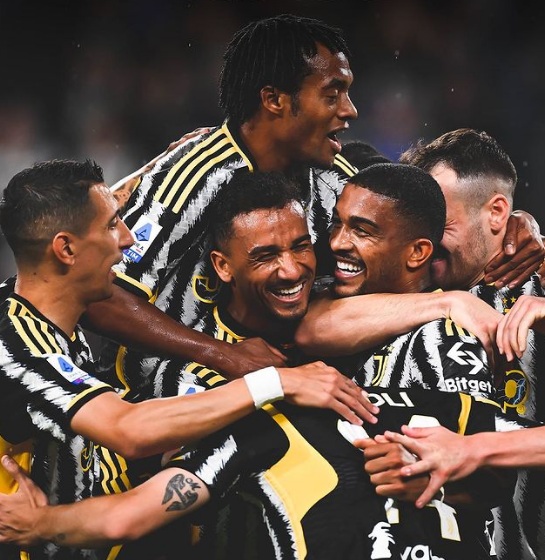 Jugadores de la Juventus celebran un gol