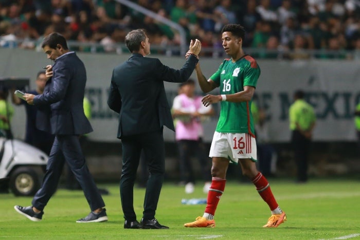 MEXSPORT Cocca da la mano a Ozziel Herrera