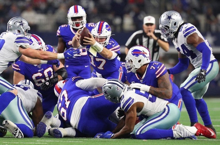 Josh Allen durante un partido contra los Cowboys 