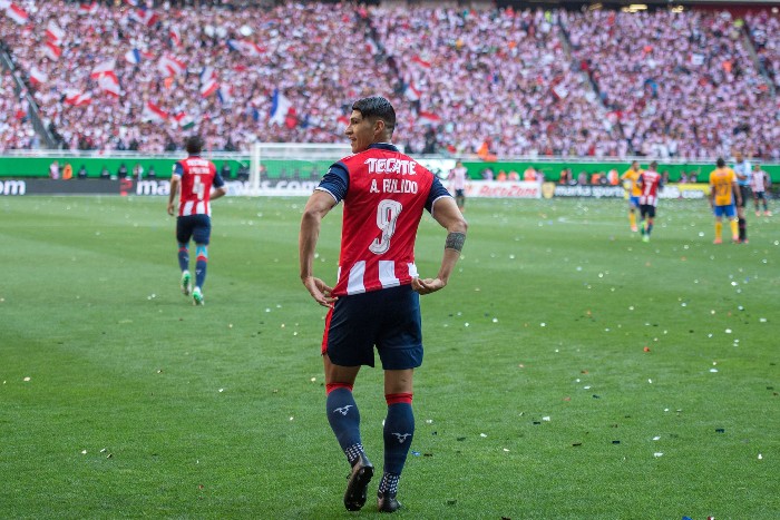 Alan Pulido celebra un gol con Chivas en la Final del 2017