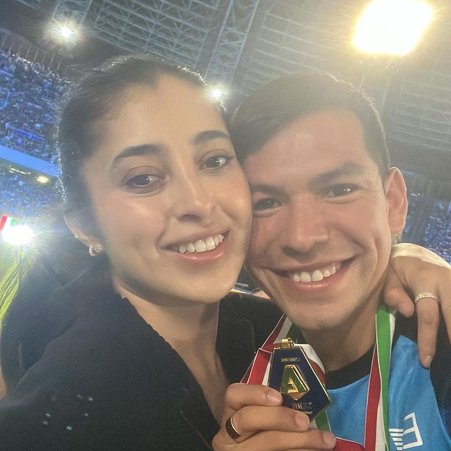 'Chucky' Lozano y su esposa con la medalla del Napoli