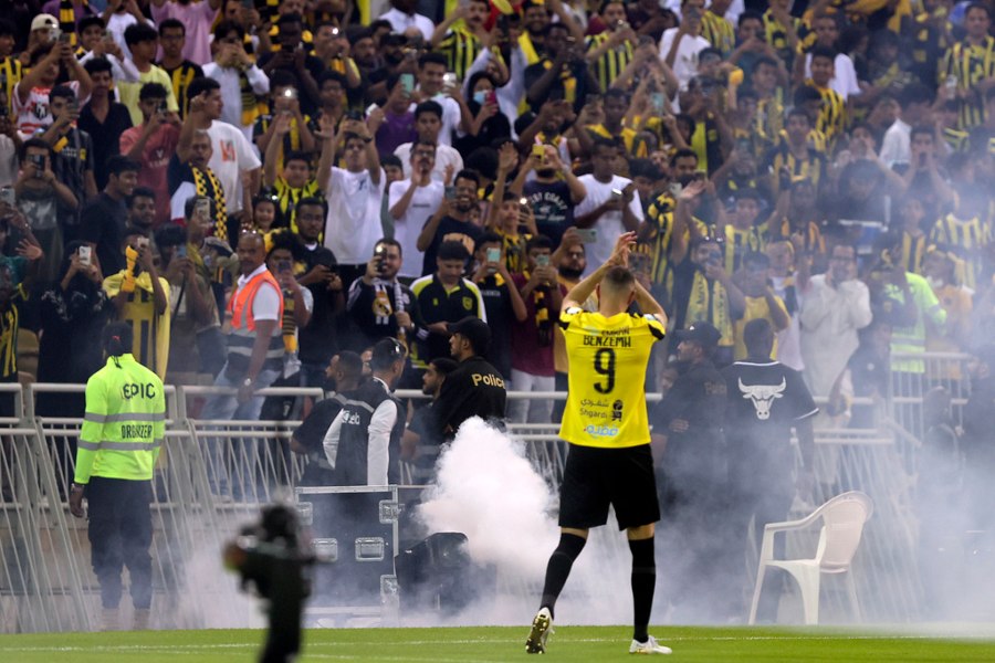 Karim Benzema saludando a los aficionados del Al-Ittihad