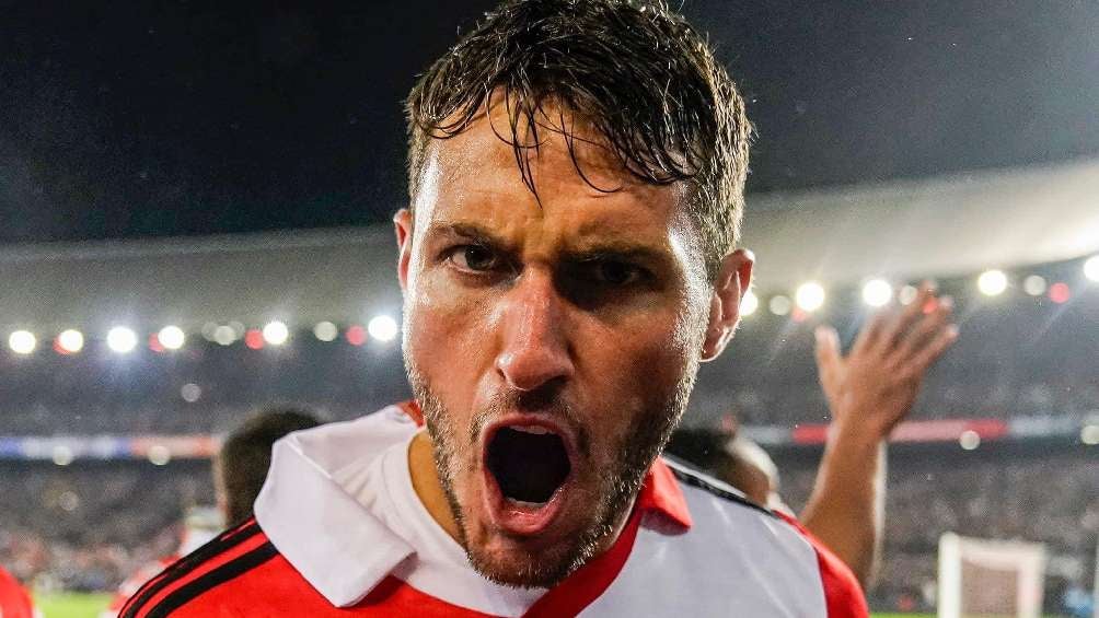 Santiago Giménez celebra un gol con el Feyenoord