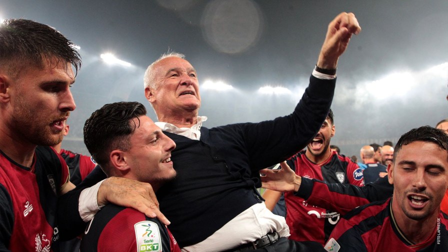 Claudio Ranieri festejando el ascenso a Serie A