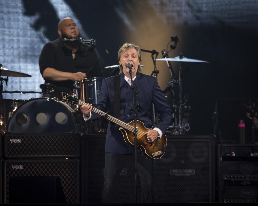 Paul McCartney cantando en un concierto