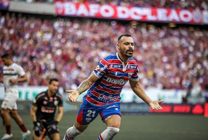 Moisés Vieira festeja un gol con el Fortaleza