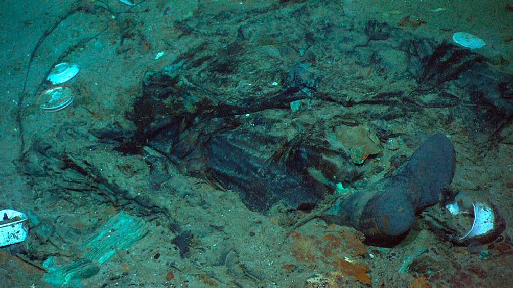 AP Restos de un abrigo y de unas botas en el fondo marino cerca del sitio donde se encuentran los restos del Titanic