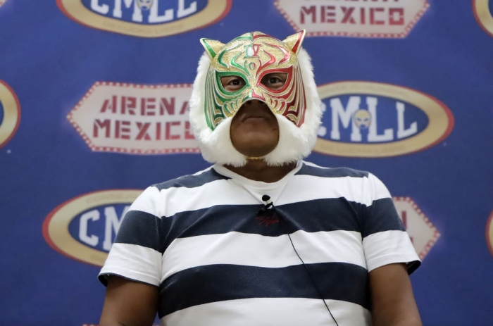 Tiger Mask IV durante el día de medios previo a la pelea