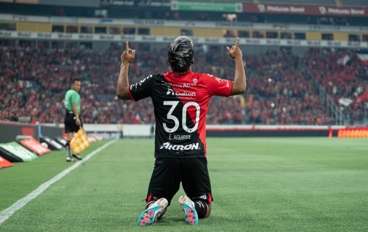 Mudo Aguirre celebra su anotación