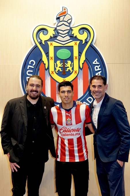 Érick Gutiérrez con Amaury Vergara y Fernando Hierro
