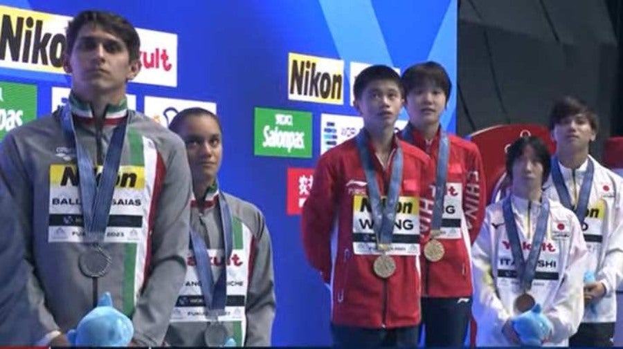 TWITTER: @COM_Mexico Viviana del Ángel y Diego Balleza con la medalla de plata