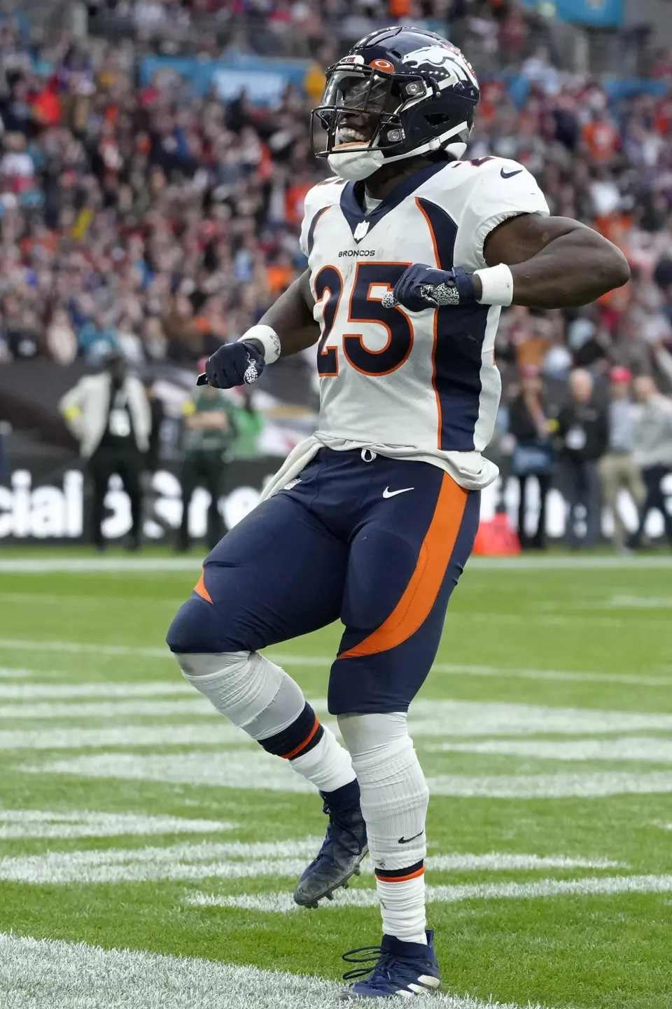 Gordon celebrando una anotación con Denver 